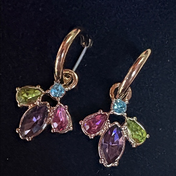 Vintage Avon Gold Hoop Earrings with Multi-stone Floral Cluster Dangle NWOT 147 - Picture 9 of 12